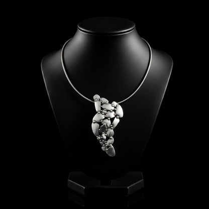 Collar de zamak plateado con colgante de hojas en espiral - Gargantilla Unisex- Joyería Osnor.
