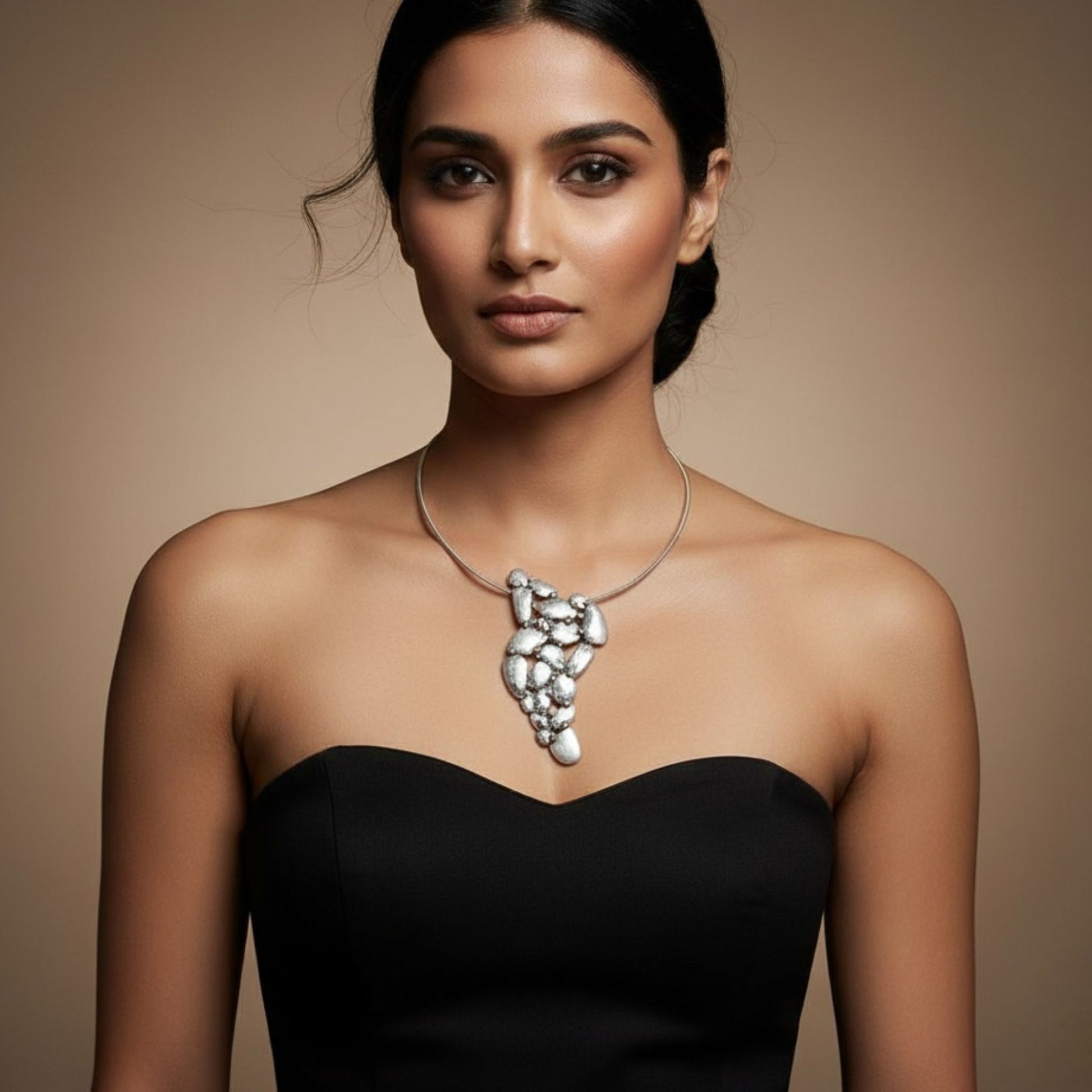 Collar-Gargantilla de zamak con colgante de hojas en espiral puesto - Joyería unisex moderna - Joyería Osnor
