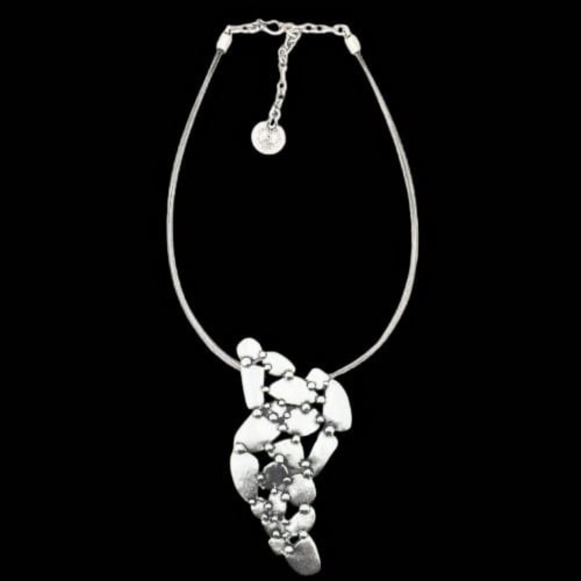 Collar de zamak con pétalos en espiral vertical - Diseño escultural Hipoalergénico- Joyería Osnor
