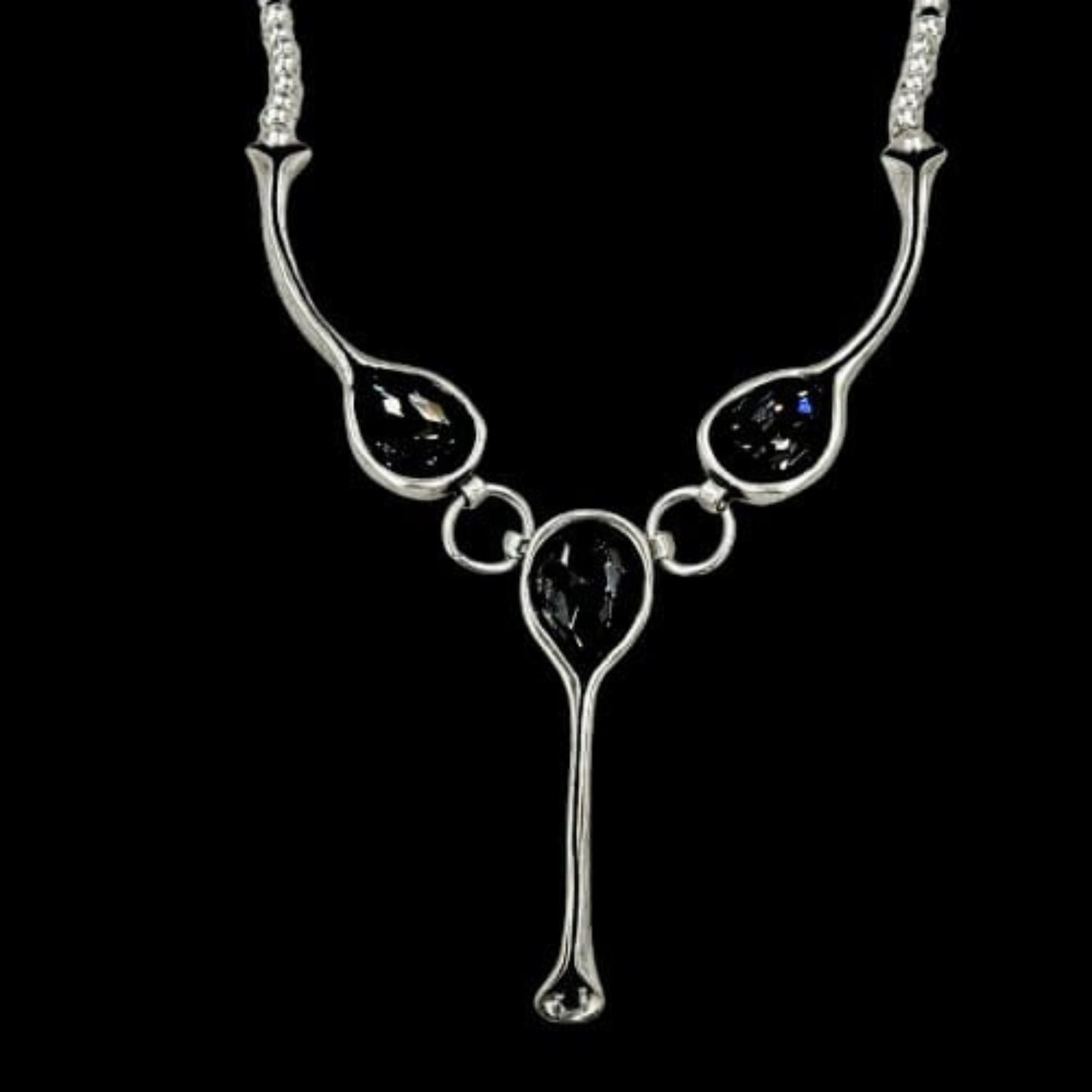 Collar ZAMAK Geométrico con Piedras Negras - Diseño Moderno en Y