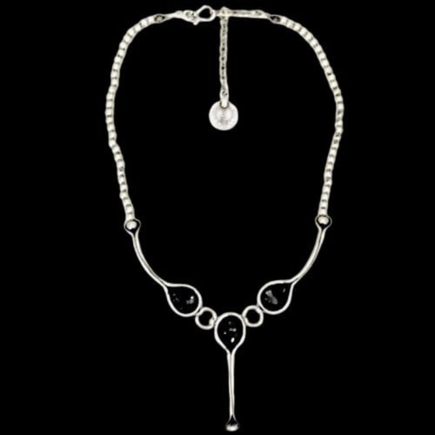 Collar ZAMAK Geométrico con Piedras Negras - Diseño Moderno en Y