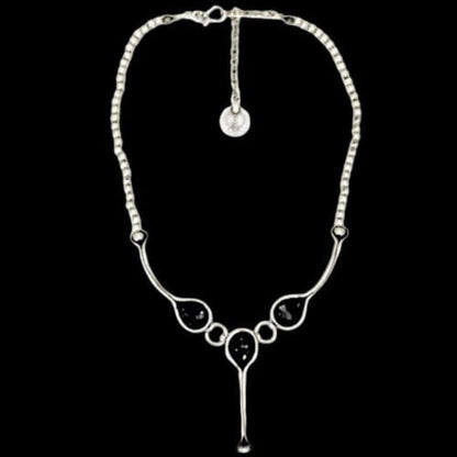 Collar ZAMAK Geométrico con Piedras Negras - Diseño Moderno en Y