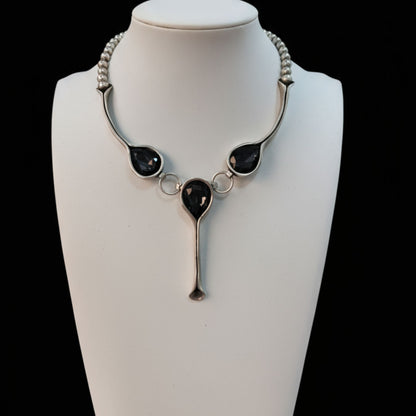 Collar ZAMAK Geométrico con Piedras Negras - Diseño Moderno en Y