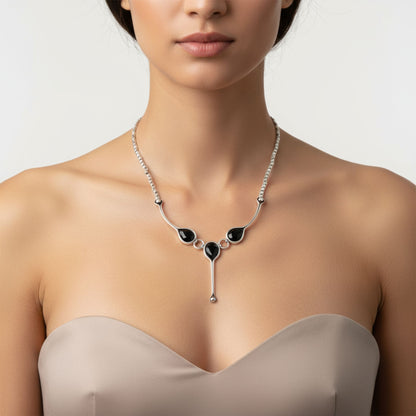 Collar ZAMAK Geométrico con Piedras Negras - Diseño Moderno en Y