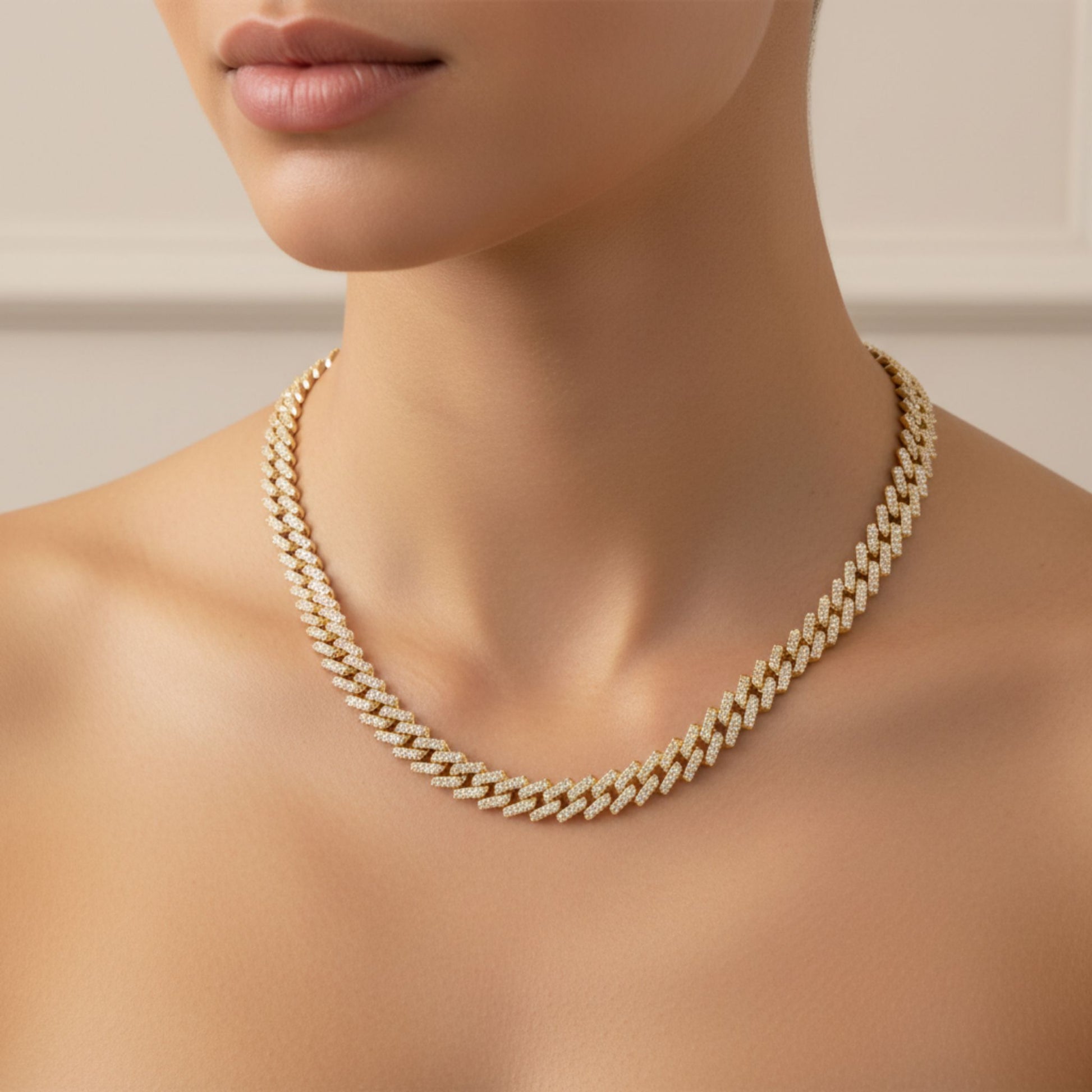 Mujer luciendo Cadena Acero inoxidable dorado chapado oro 14ktes circonitas blancas engastadas cierre de lengüeta de cajón diseño joyería osnor moda moderno fiesta fashion glamour lujo elegante diario boda 