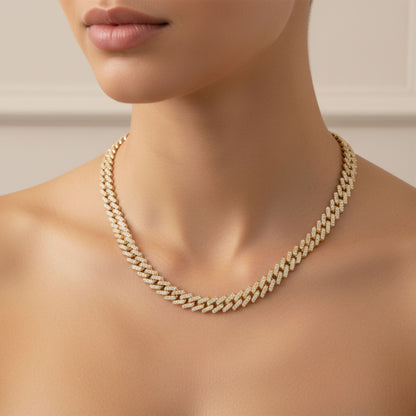 Mujer luciendo Cadena Acero inoxidable dorado chapado oro 14ktes circonitas blancas engastadas cierre de lengüeta de cajón diseño joyería osnor moda moderno fiesta fashion glamour lujo elegante diario boda 