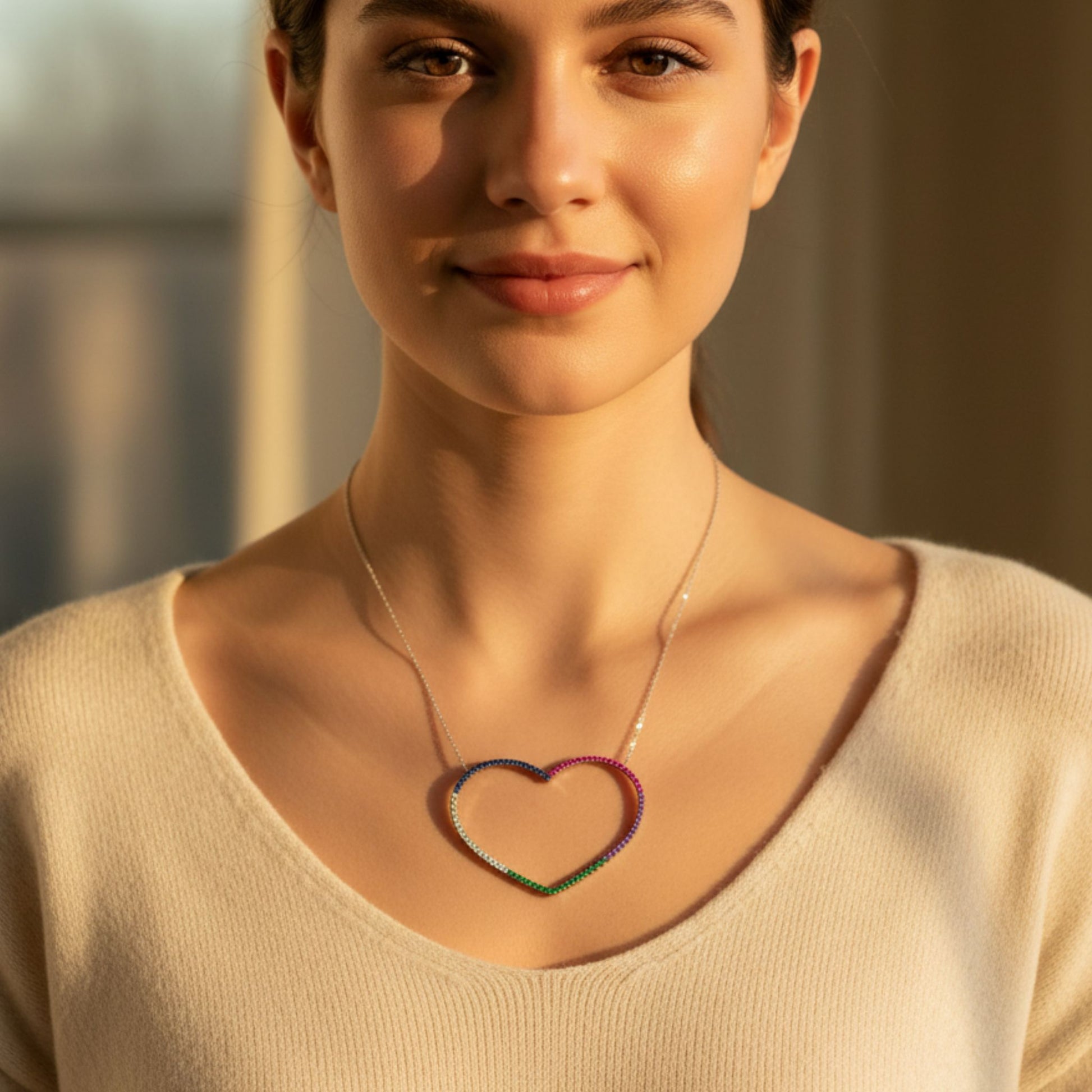 Mujer Luciendo Collar Gargantilla Plata 925 Corazón Arcoíris con Circonitas Multicolor. Joyeria Osnor