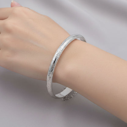 Pulsera Brazalete Mujer Lisa  Media Caña Labrada en Plata de Ley Con Cadena de Seguridad