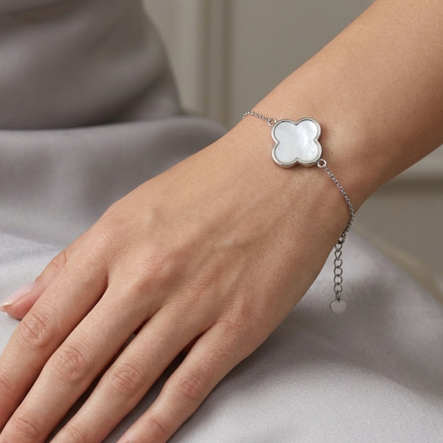 Mujer Luciendo Pulsera Trébol Nácar Plata con Rodio y Cerámica. Joyeria Osnor
