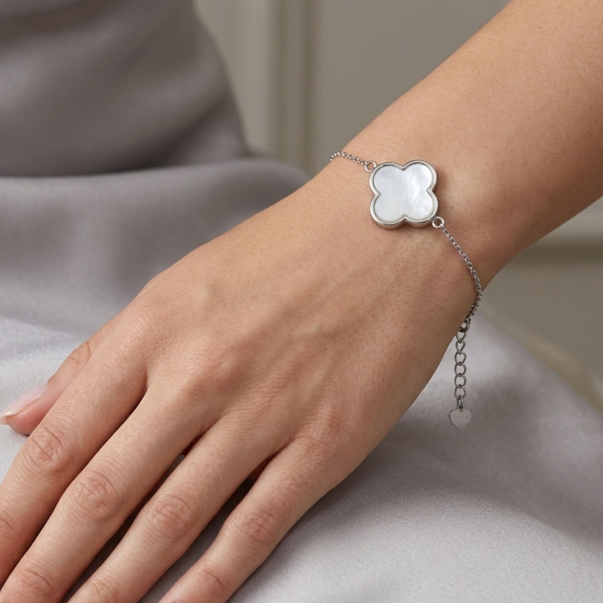 Mujer Luciendo Pulsera Trébol Nácar Plata con Rodio y Cerámica. Joyeria Osnor