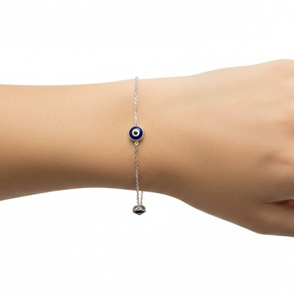 Mujer Luciendo Pulsera Ojo Turco de Plata con Acabado Rodio – Amuleto Protector. Joyeria Osnor