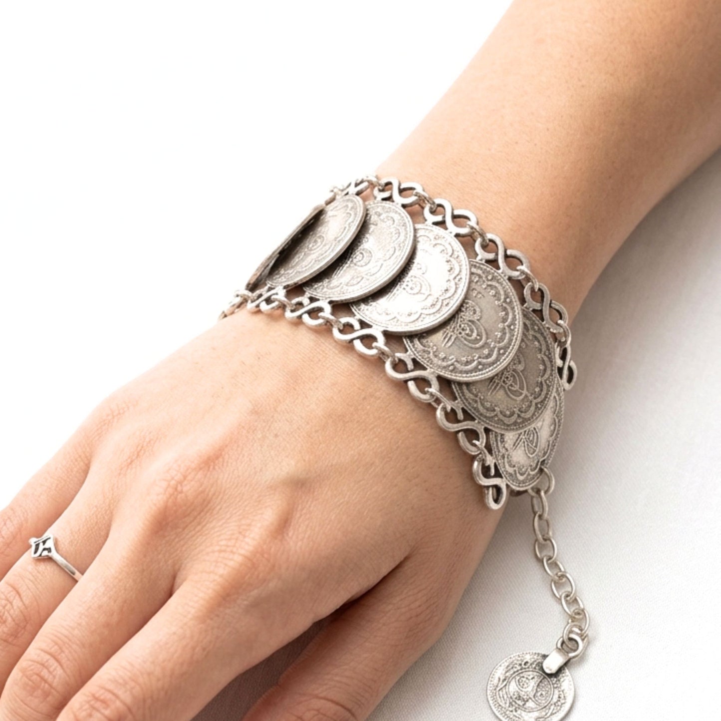 Pulsera Brazalete de Zamak con Monedas Plateadas | Joyería Mujer