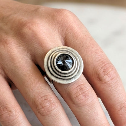 Anillo Espiral Volumen Circonita Gris | Joyería Osnor