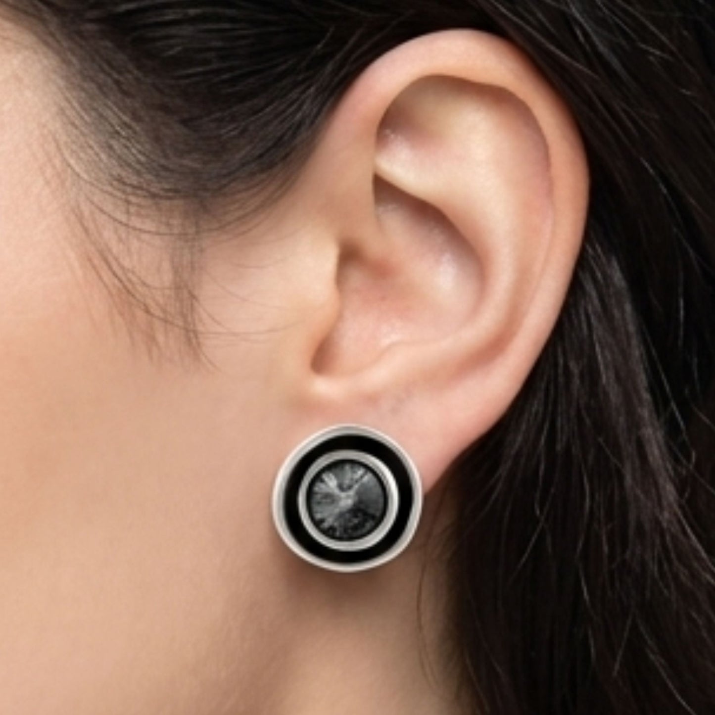 Pendientes Redondos Circonita Negra – Zamak Plateado | Joyería Osnor