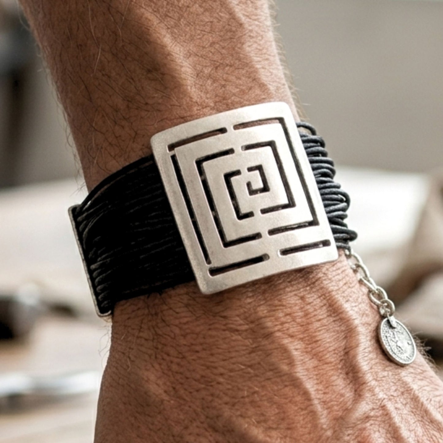 Pulsera Brazalete Zamak | Cadenas Piel Negra | Colgante Cuadrado | Unisex
