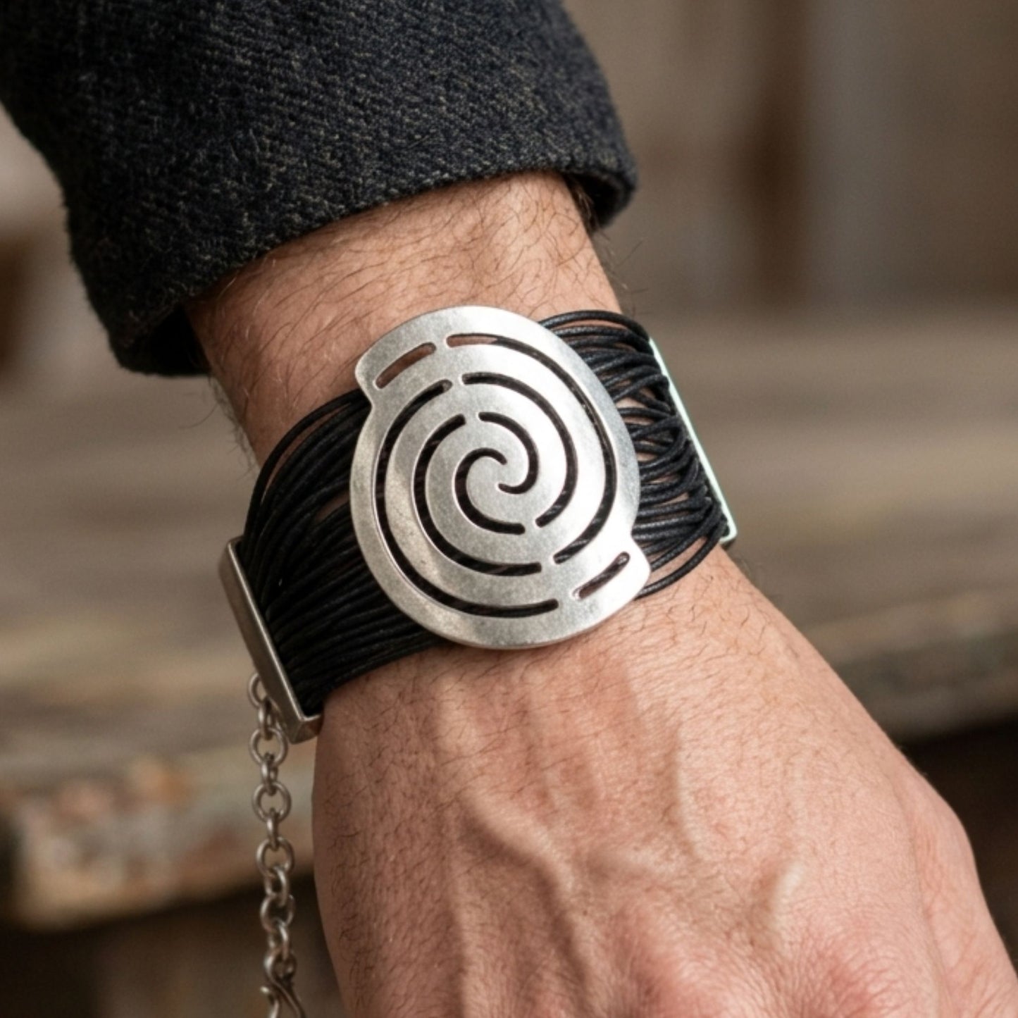 Pulsera Espiral Zamak con Cadenas de Piel Negra | Unisex