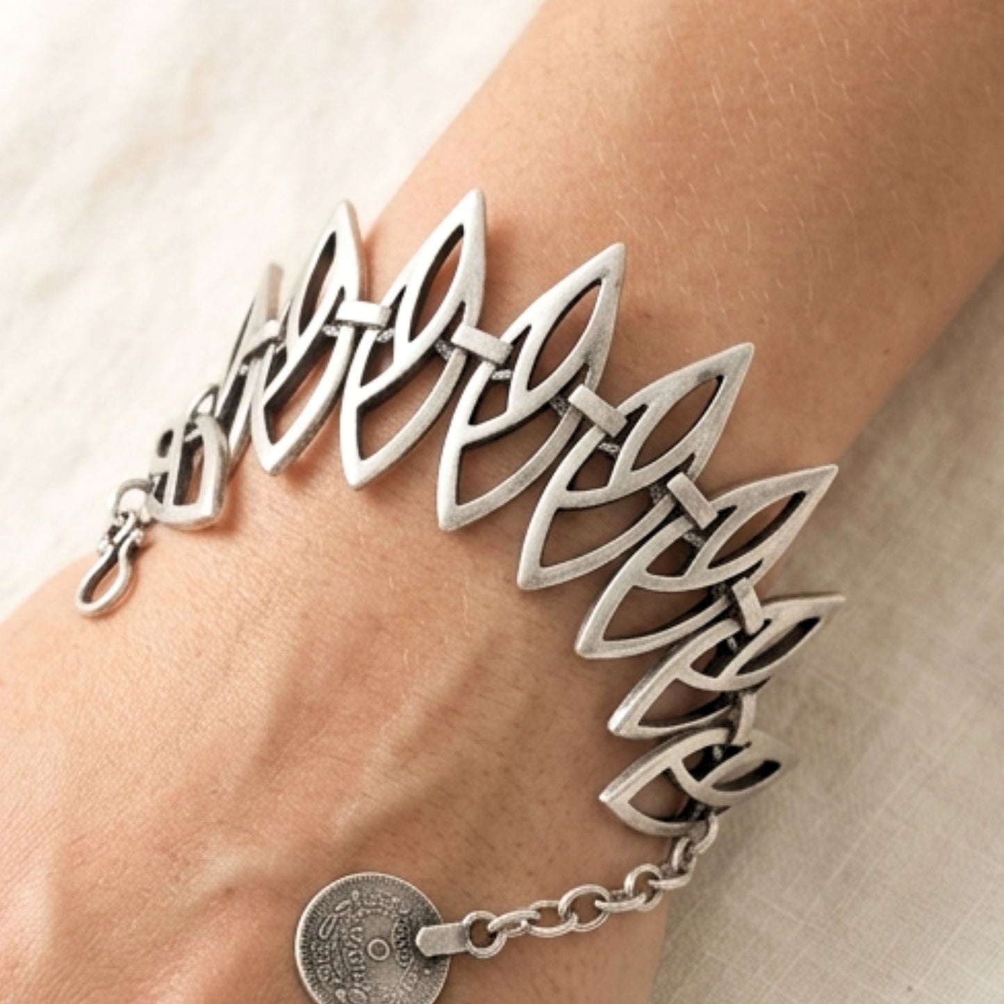Pulsera Brazalete Calado Zamak Plateado | Unisex | Joyería Osnor