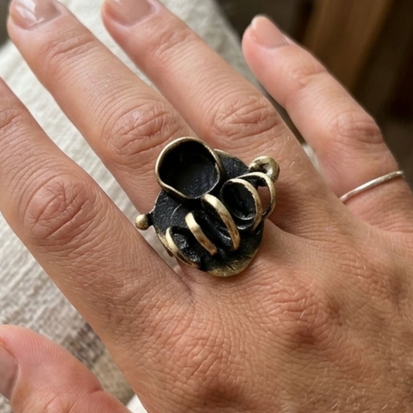 Anillo Bronce Dorado Envejecido – Arte Escultórico Artesanal | Joyería Osnor
