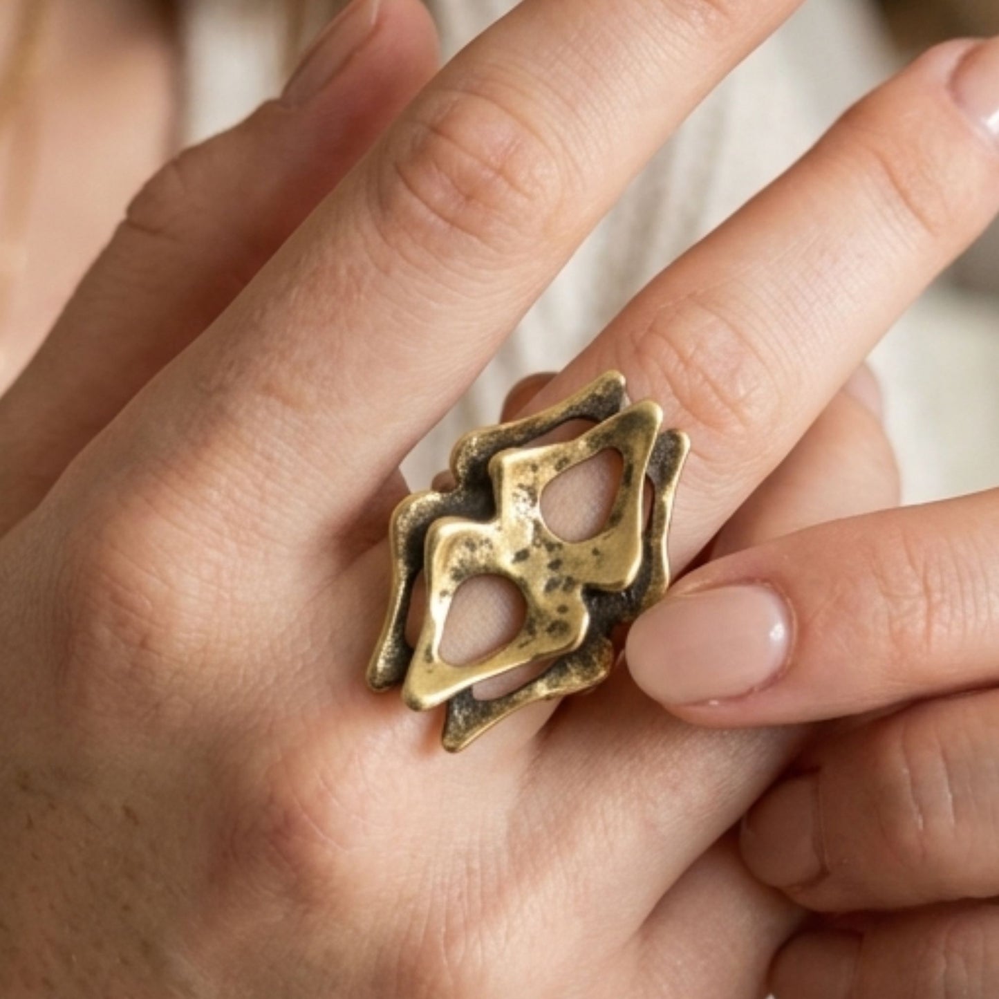 Anillo Bronce Dorado Envejecido – Arte Escultórico Artesanal | Joyería Osnor