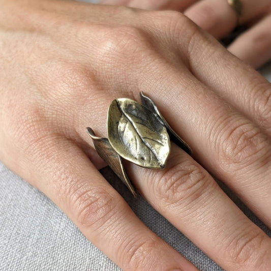 Anillo Hoja Bronce Dorado Envejecido | Joyería Artesanal de Volumen