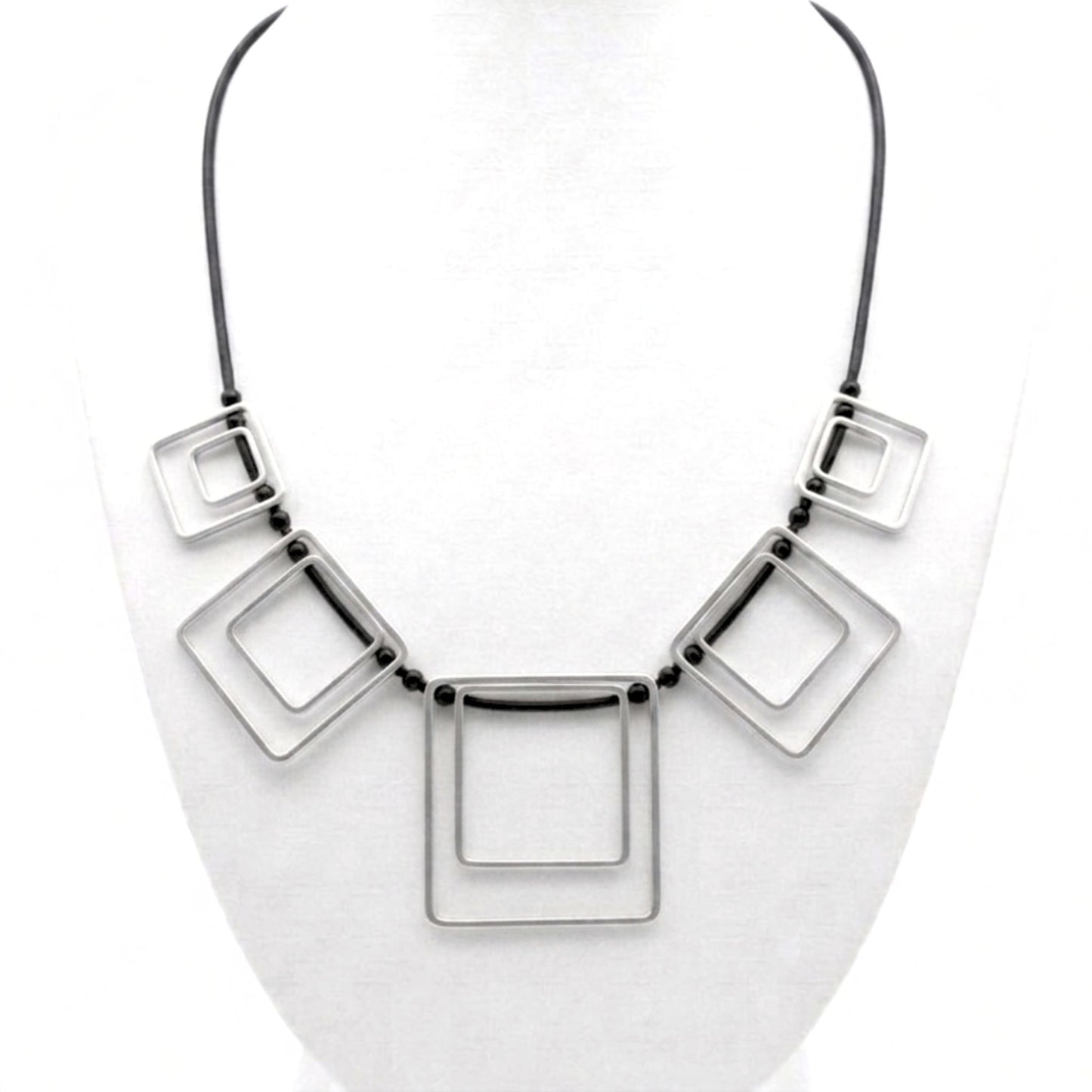 Collar Geométrico Zamak Plateado Unisex – Joyería Osnor