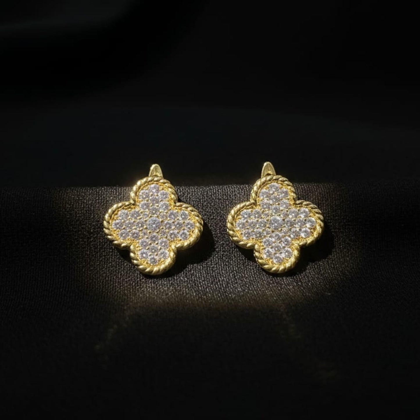 Pendientes Trébol Dorado con Circonitas Acero Chapado Oro 14K