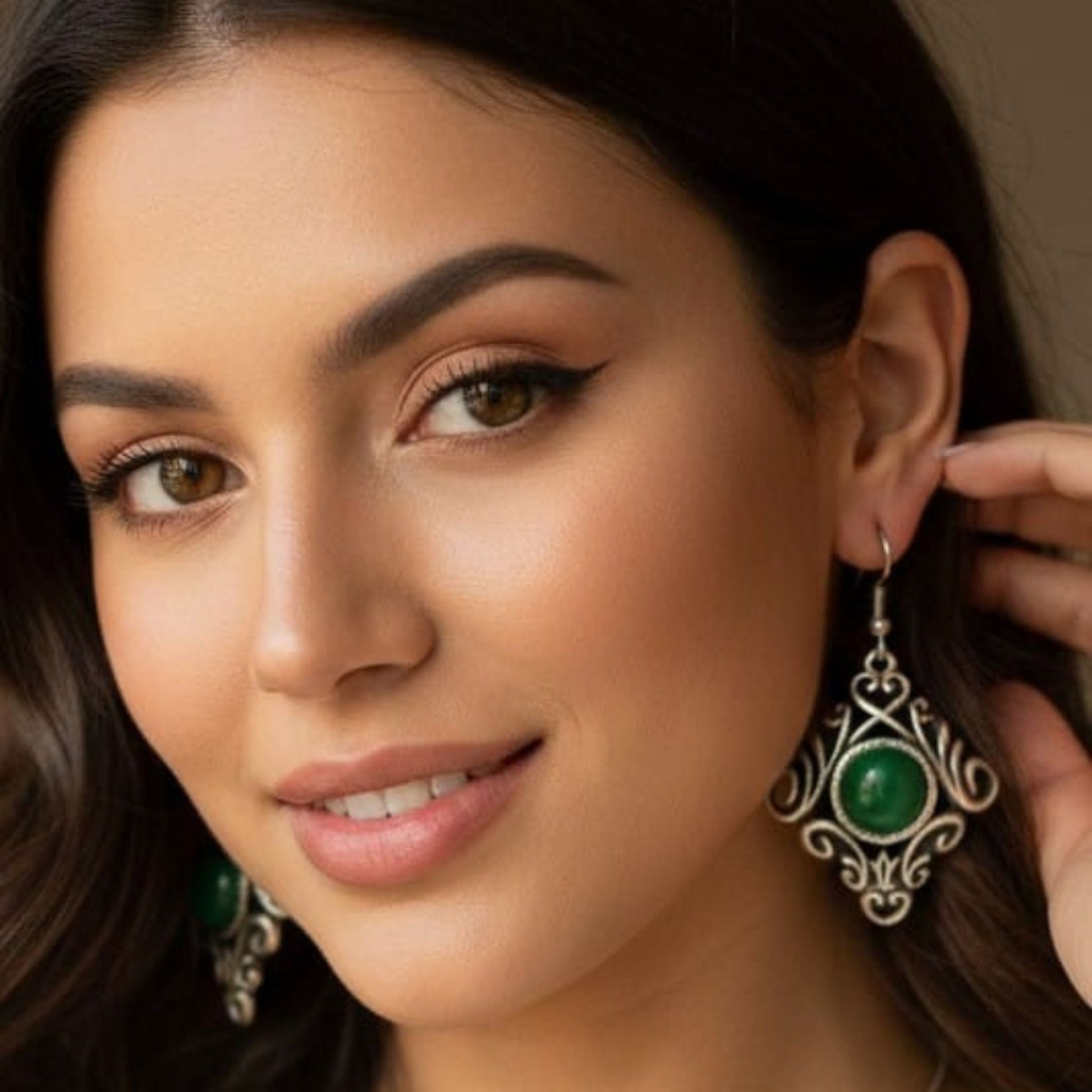 Pendientes zamak puessto ven una modelo hipoalergénico con circonita verde cierre hippie joyería Osnor 