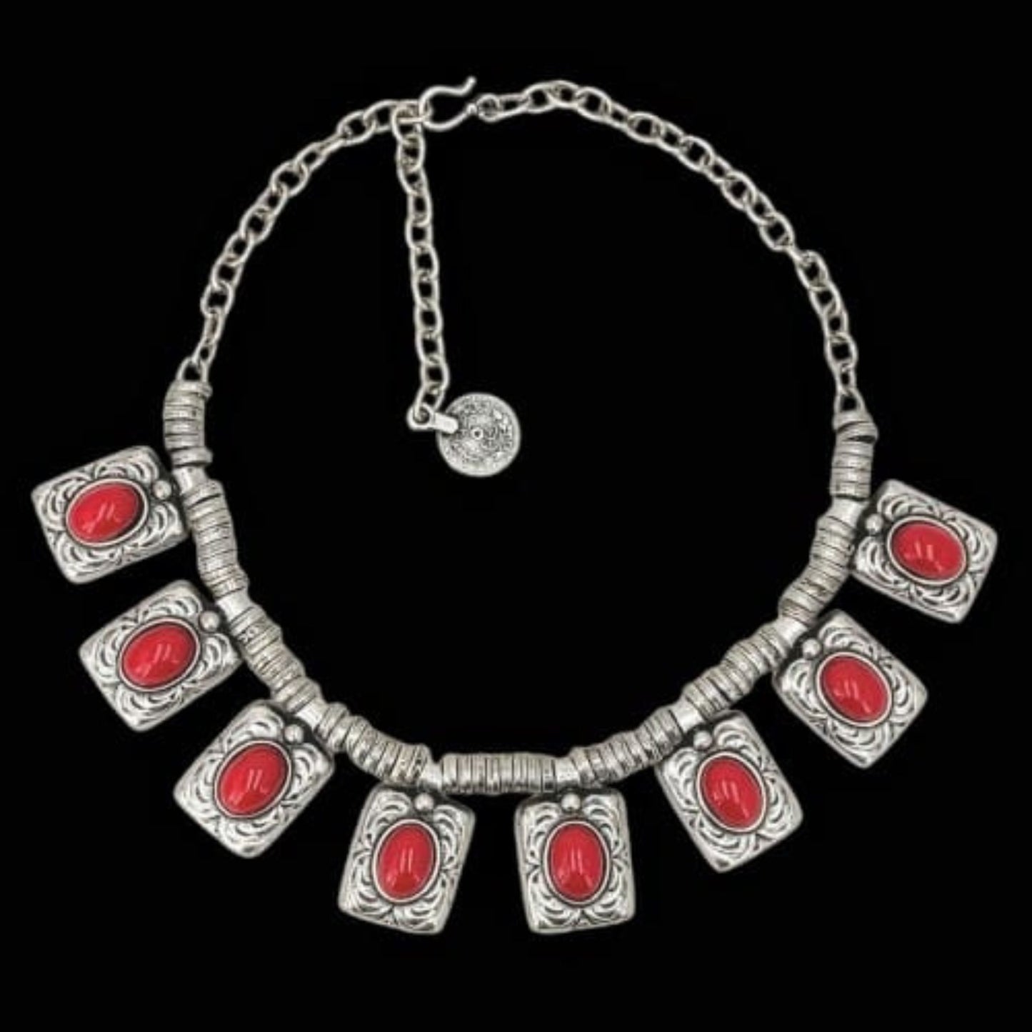 Collar de ZAMAK con Coral - Diseño Étnico Contemporáneo