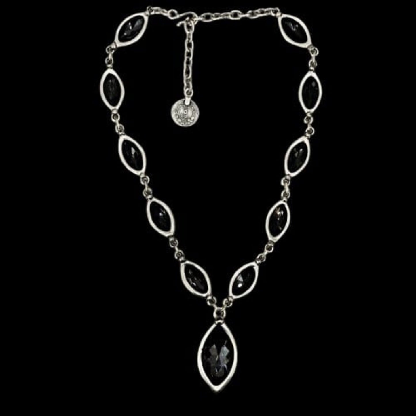 Collar de ZAMAK con Circonitas Grises - Diseño Hojas y Lágrima