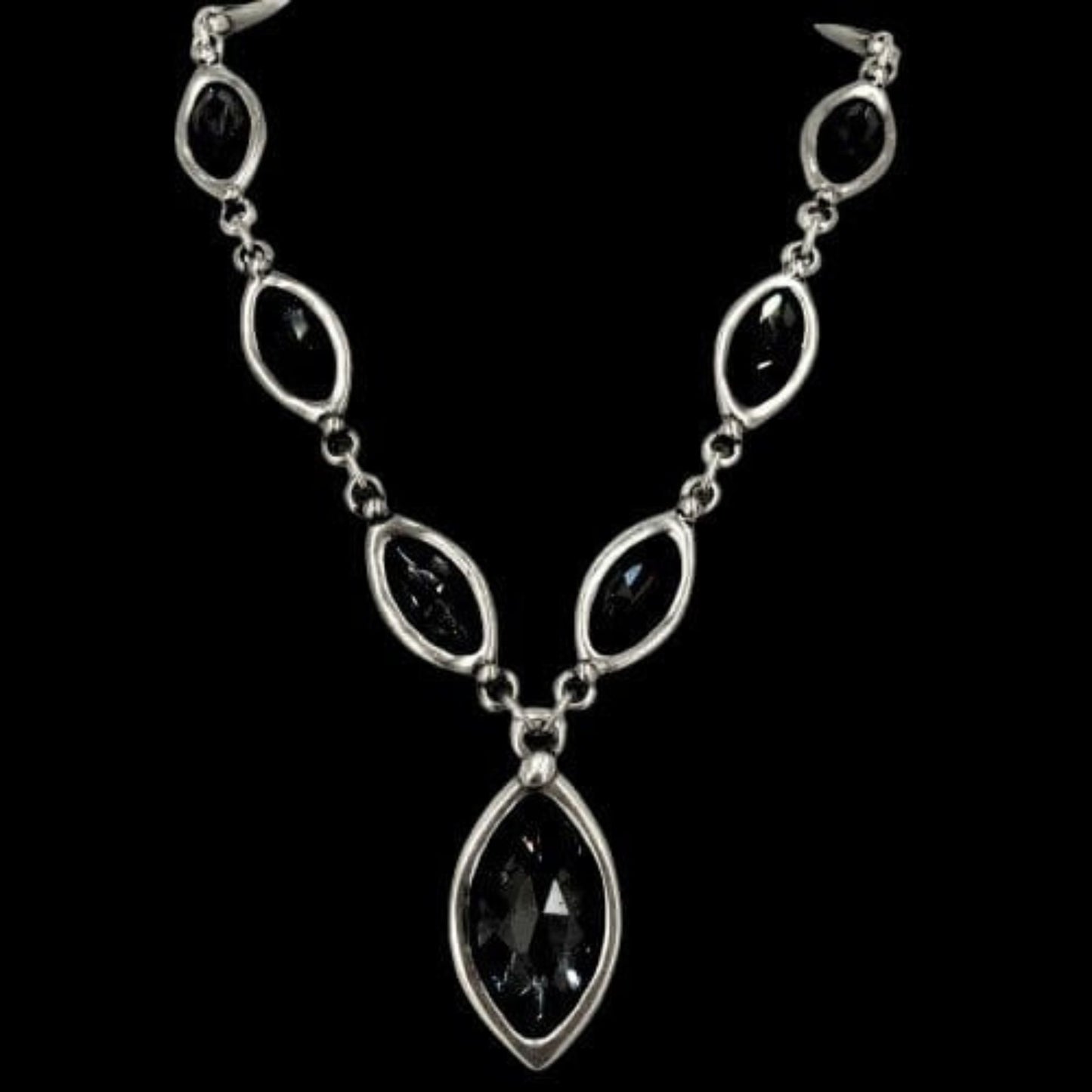 Collar de ZAMAK con Circonitas Grises - Diseño Hojas y Lágrima