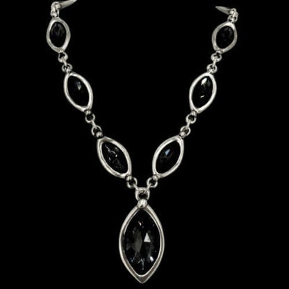 Collar de ZAMAK con Circonitas Grises - Diseño Hojas y Lágrima