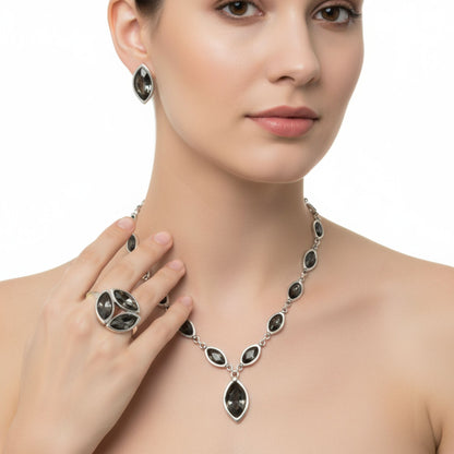 Collar de ZAMAK con Circonitas Grises - Diseño Hojas y Lágrima