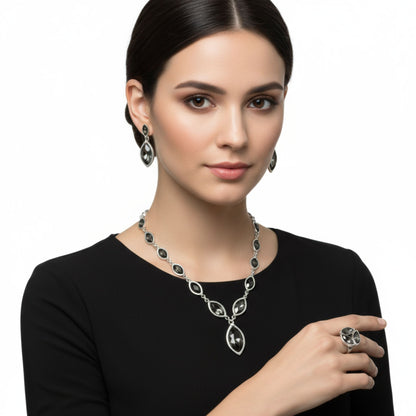 Collar de ZAMAK con Circonitas Grises - Diseño Hojas y Lágrima