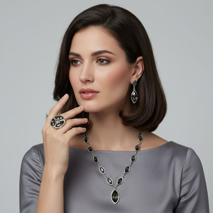 Collar de ZAMAK con Circonitas Grises - Diseño Hojas y Lágrima