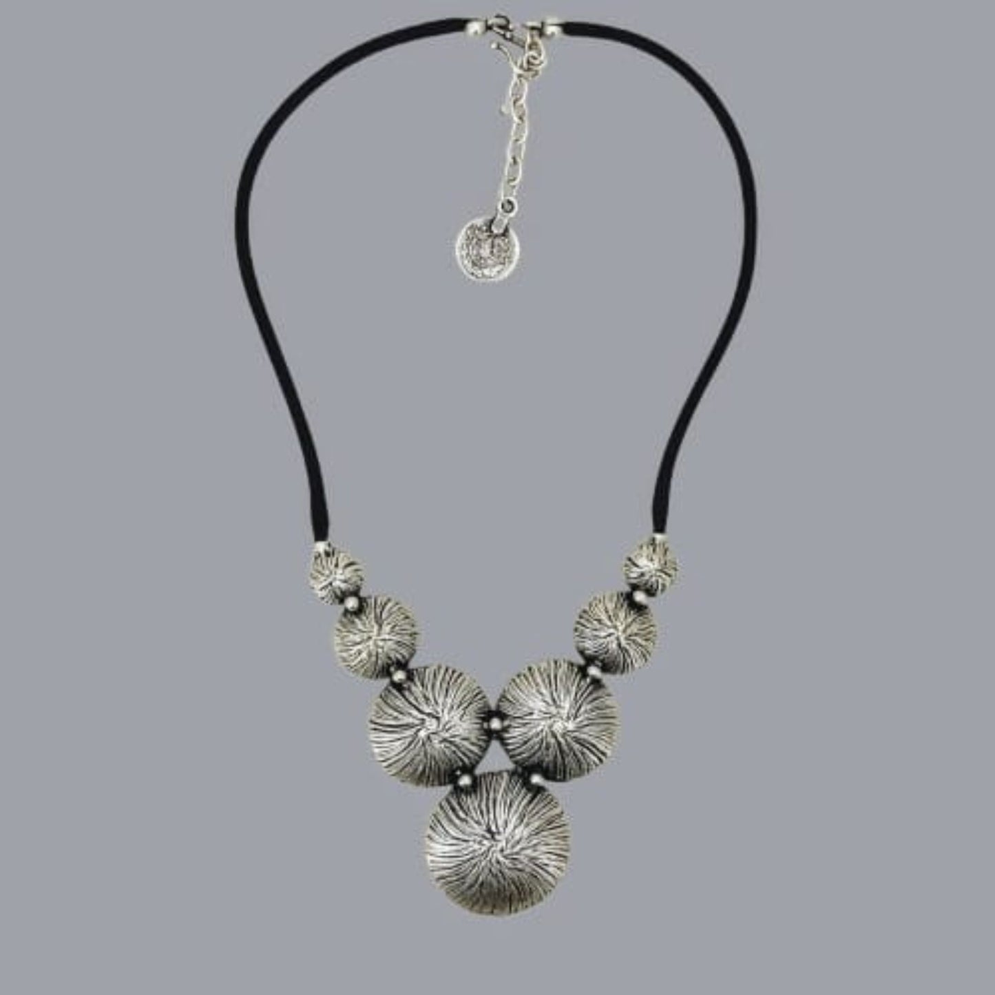 Collar  de Piezas Redondas con Relieve