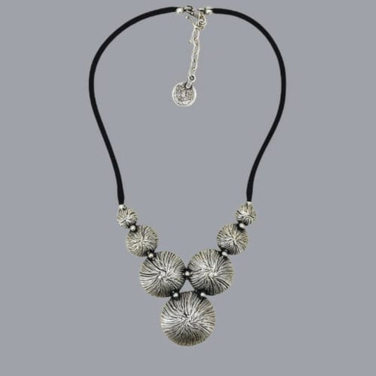 Collar  de Piezas Redondas con Relieve