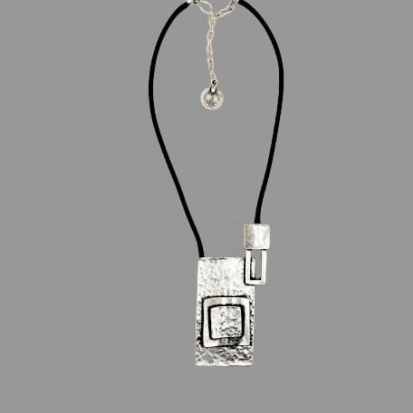 Collar Unisex Geométrico Zamak y Cuero Negro