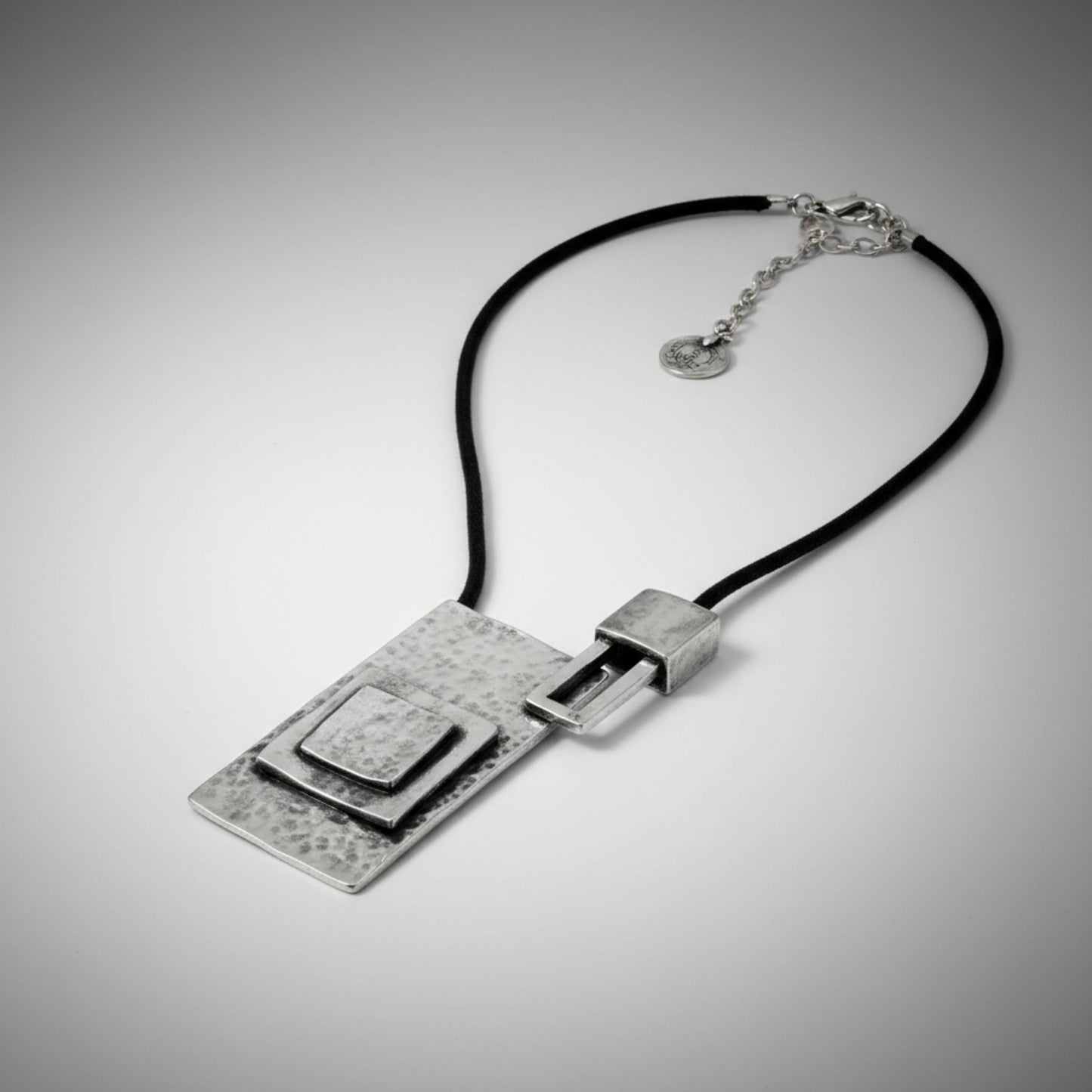 Collar Unisex Geométrico Zamak y Cuero Negro