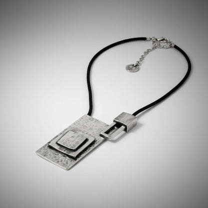 Collar Unisex Geométrico Zamak y Cuero Negro