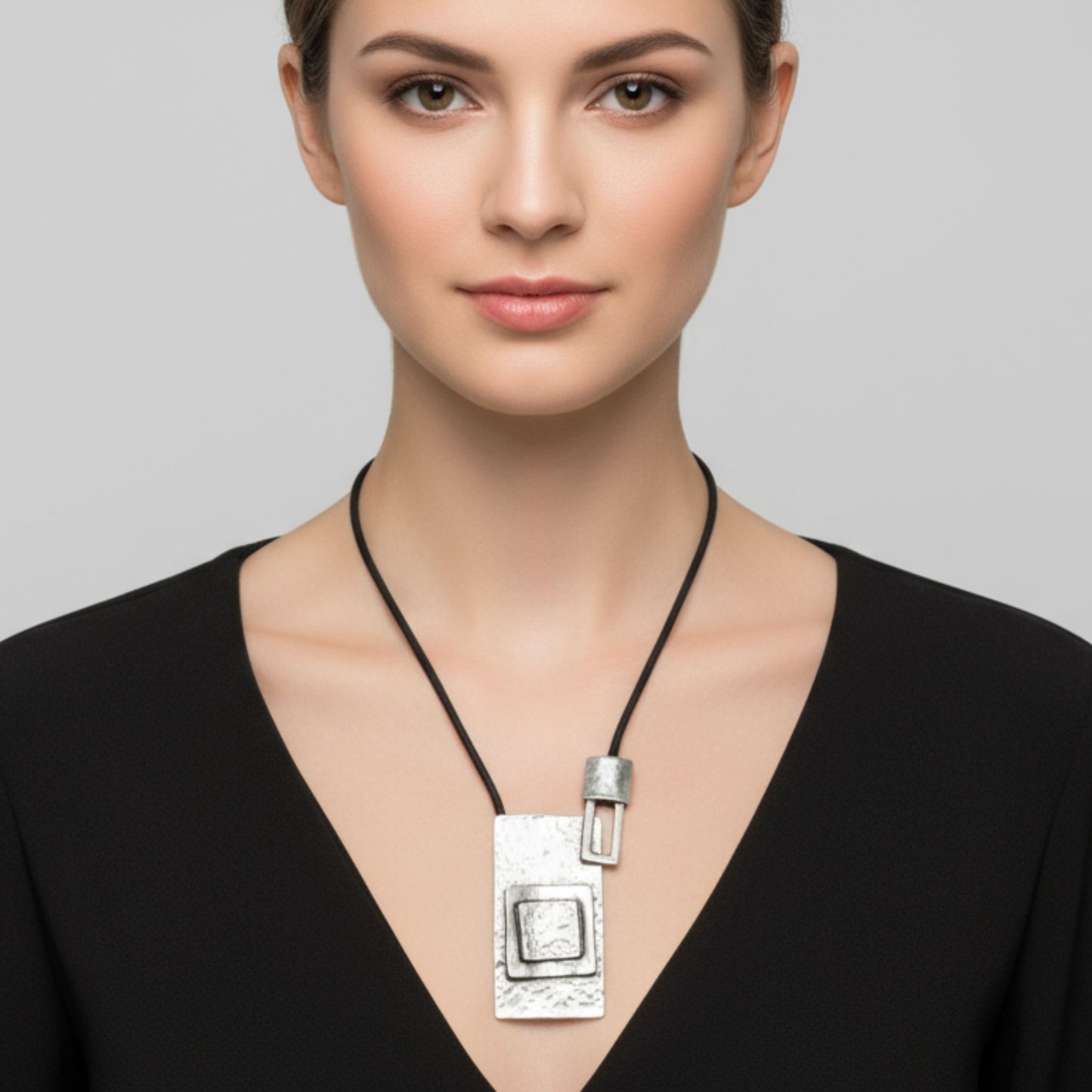 Collar Unisex Geométrico Zamak y Cuero Negro