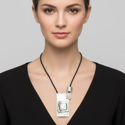 Collar Unisex Geométrico Zamak y Cuero Negro