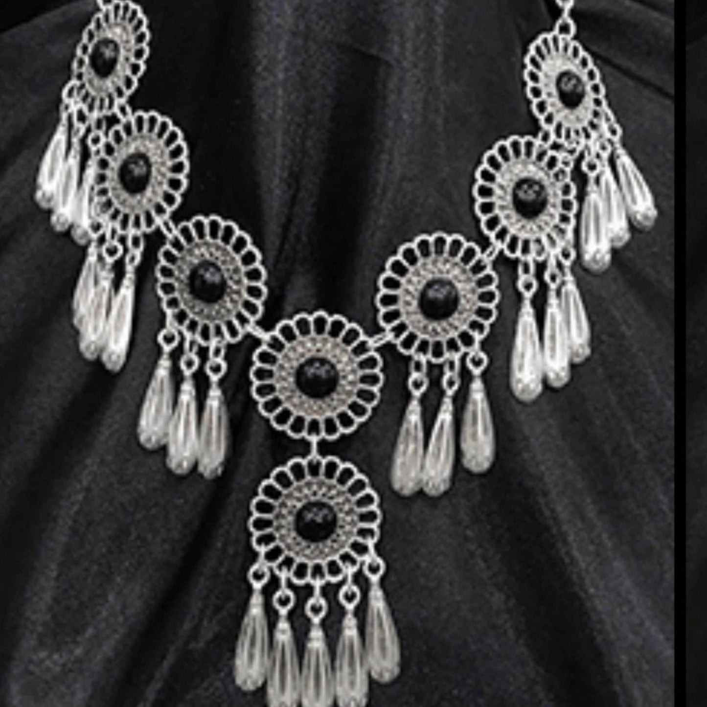 Collar Zamak con circonitas negras y con gotas facetadas.