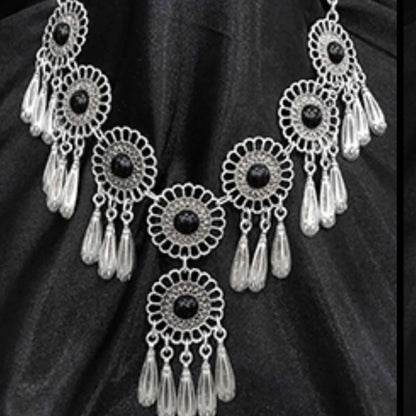 Collar Zamak con circonitas negras y con gotas facetadas.