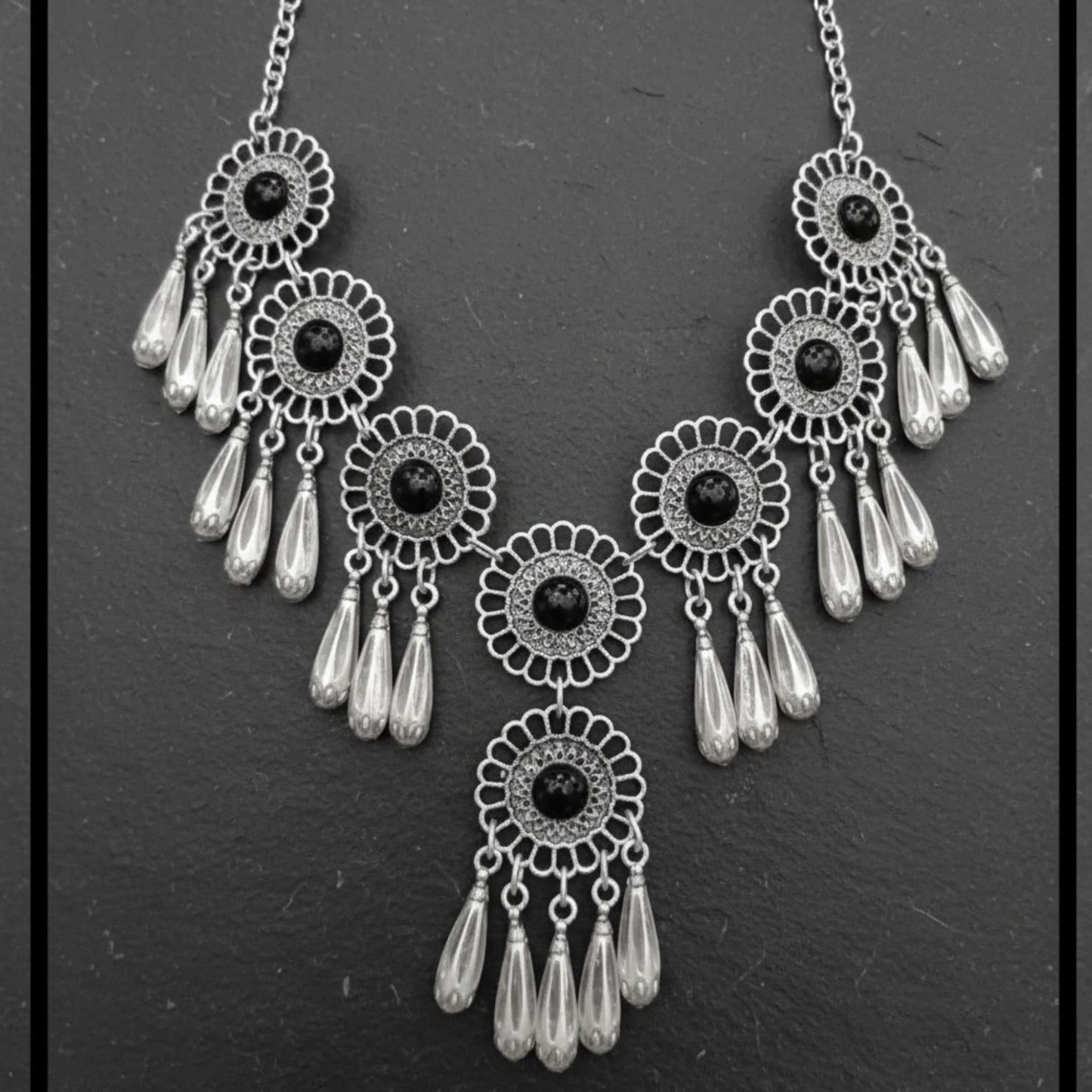 Collar Zamak con circonitas negras y con gotas facetadas.