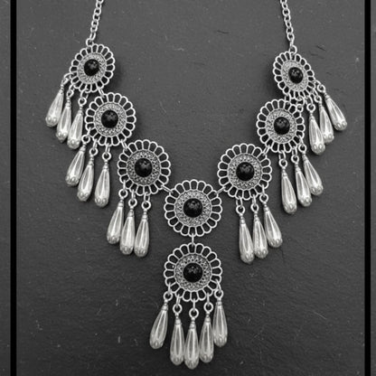 Collar Zamak con circonitas negras y con gotas facetadas.