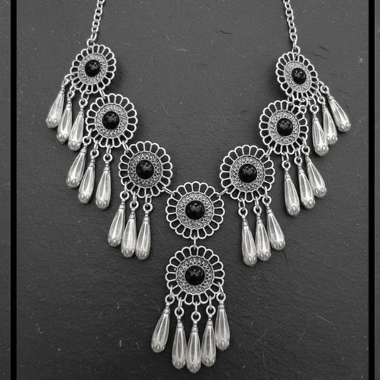 Collar Zamak con circonitas negras y con gotas facetadas.