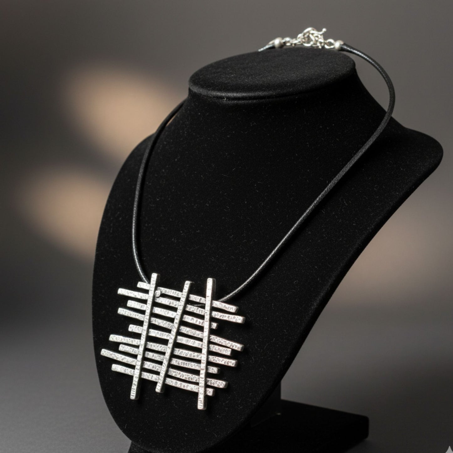 COLLAR ZAMAK CUERO CON COLGANTE GEOMETRICO