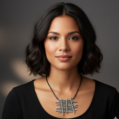 COLLAR ZAMAK CUERO CON COLGANTE GEOMETRICO