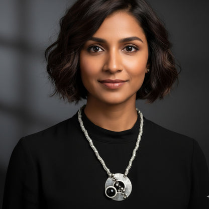 Collar Zamak con colgante circular texturizado y circonita negra