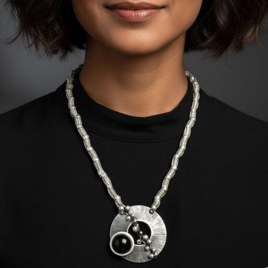 Collar Zamak con colgante circular texturizado y circonita negra